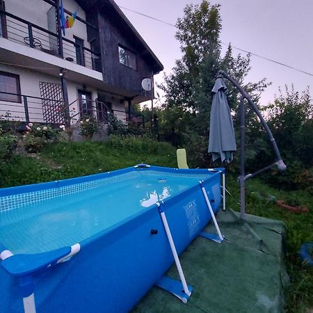 Casuta Cu Trandafiri Hotel Szlanik Kültér fotó
