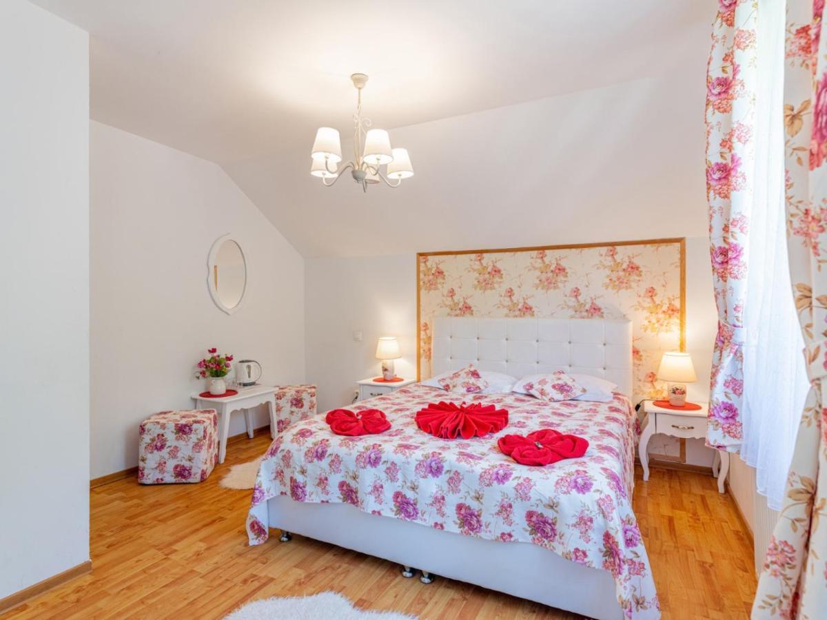 Casuta Cu Trandafiri Hotel Szlanik Kültér fotó
