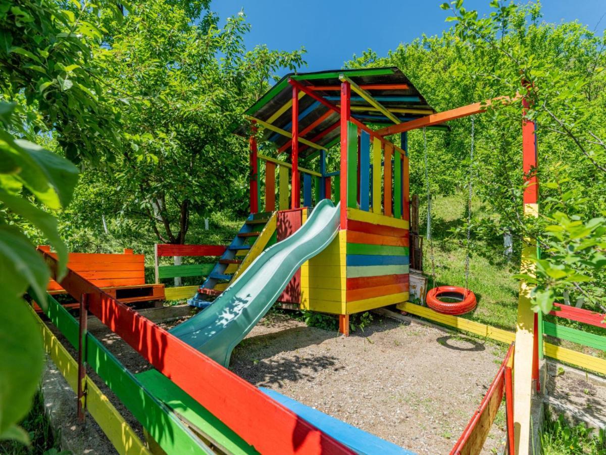 Casuta Cu Trandafiri Hotel Szlanik Kültér fotó