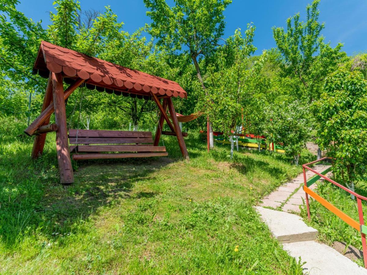 Casuta Cu Trandafiri Hotel Szlanik Kültér fotó